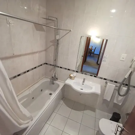 Отель La Fontaine Эшмориш