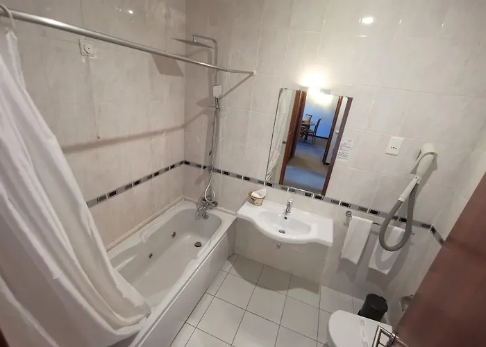 Отель La Fontaine Эшмориш